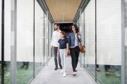 famille dans les couloirs de TERRE D'ESTUAIRE