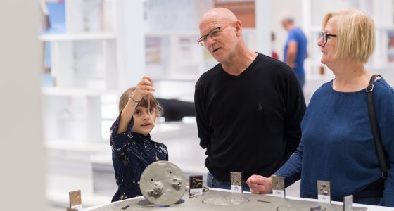 famille autour des expériences scientifiques dans espace expérimenter TERRE D'ESTUAIRE