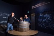 Visiteurs dans espace Vikings Terre d'estuaire